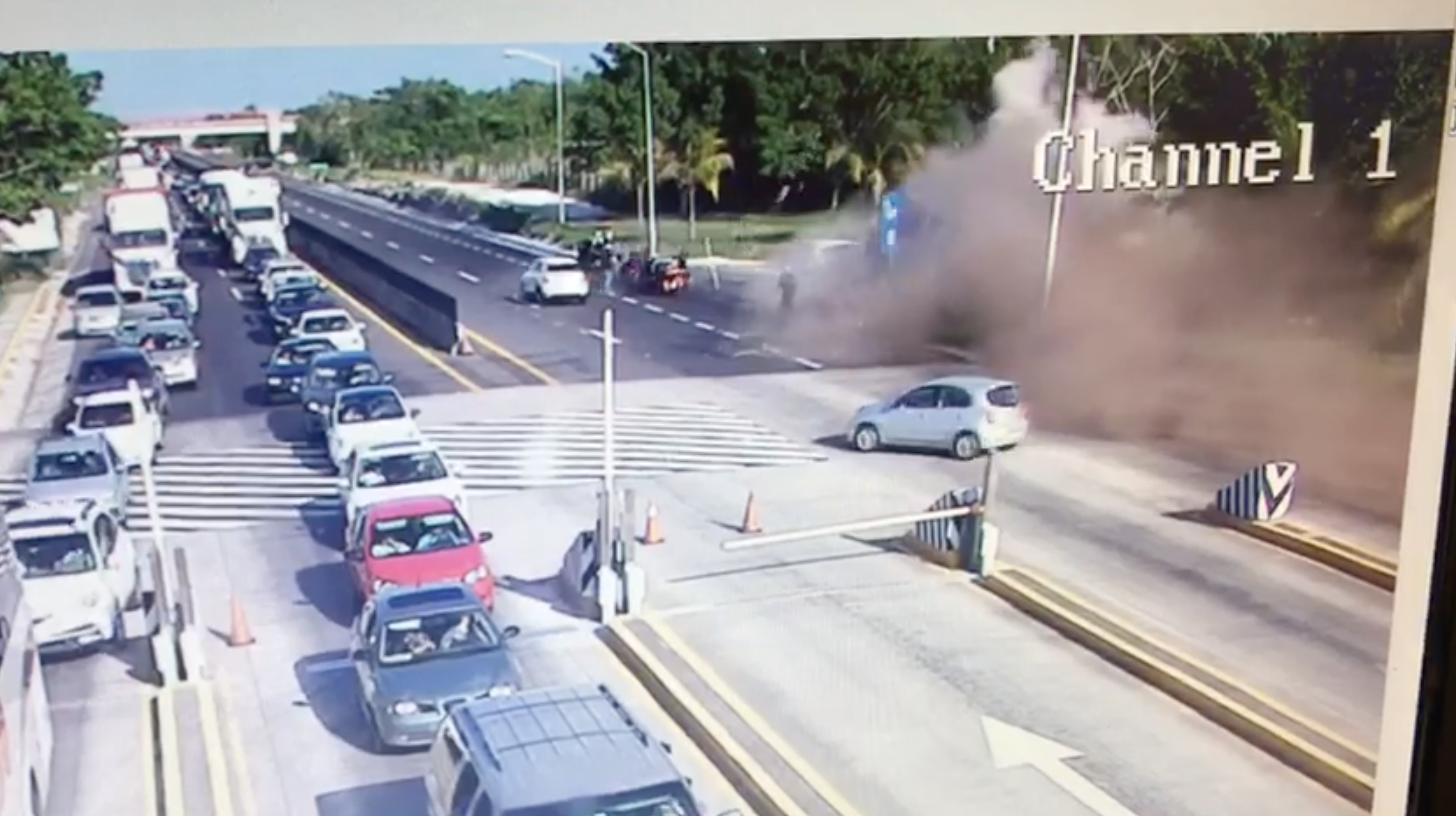 Dos fallecidos por accidente en la caseta de Plan del Río, Veracruz.