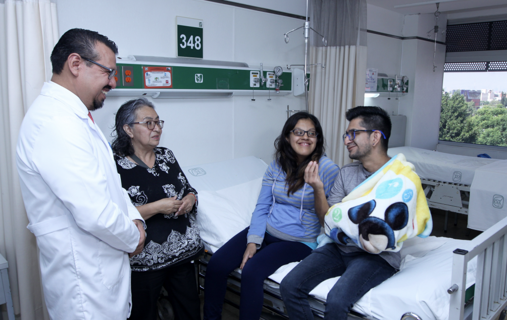 Fabiola, una mujer sordomuda, dio a luz en una sala de atención amigable del IMSS acompañada por su suegra, quien fue interprete entre ella y los doctores.