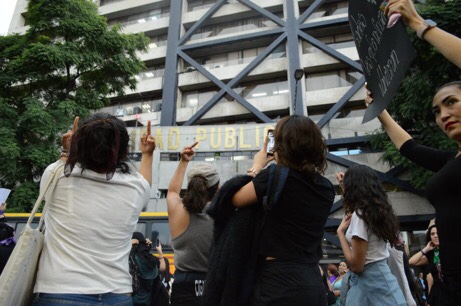 Mujeres prenden fuego a estación de policía y queman estación de Metrobús