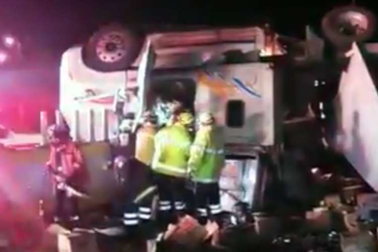 Vuelca tráiler con cervezas en la autopista México - Cuernavaca