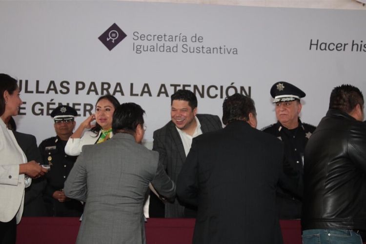 Entrega de patrullas para erradicar la violencia de género en Puebla. Fotografía: @MBarbosaMX