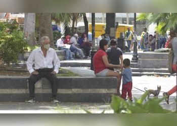 Habitantes de Villahermosa ignoran semáforo rojo por pandemia