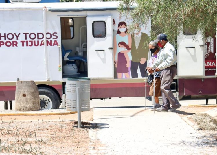 Atiende Ayuntamiento a residentes de la colonia el niño con programa servicio médico móvil
