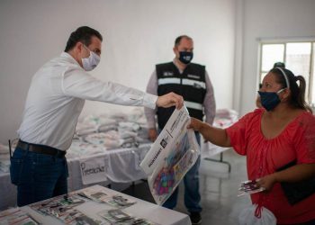 Adrián de la Garza entrega paquetes escolares a alumnos