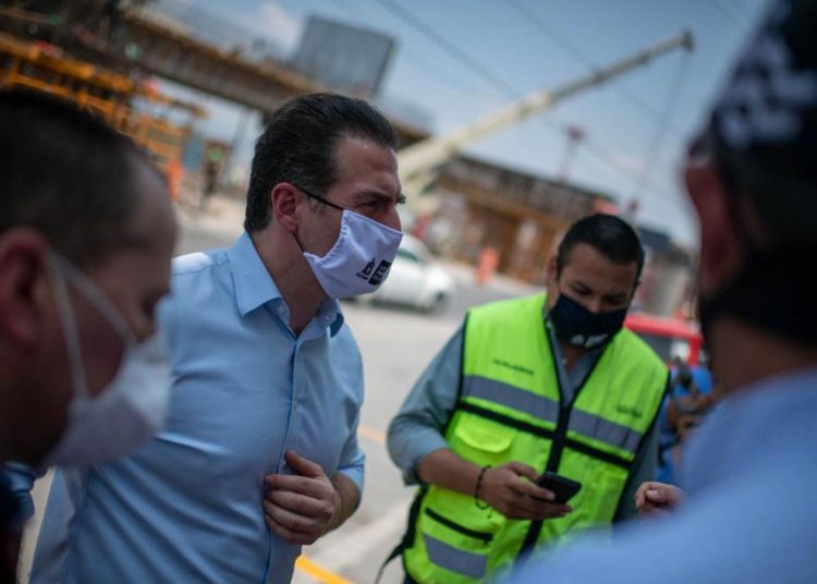 Adrián de la Garza supervisa puente vehicular