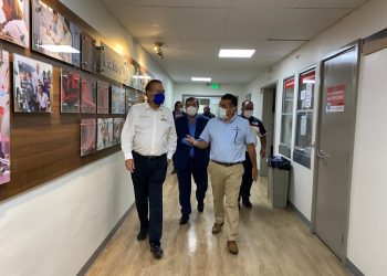 Visita presidente municipal y secretario de seguridad al oficial Sáenz en el Hospital