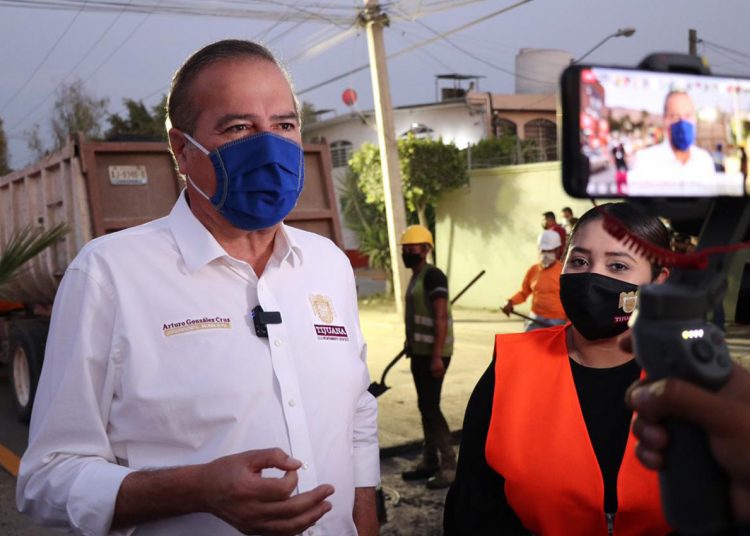 Arturo González supervisa reencarpetado