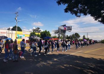 CNTE y estudiantes marchan en el zócalo de Morelia