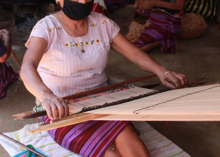 Artesanas de San Juan Colorado incursionan con sus textiles en el mercado global