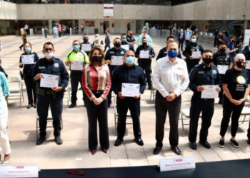 Tijuana reconoce a 75 elementos de la policía por su apoyo durante la pandemia