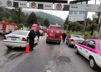 Estado de México brinda asistencia a pasajeros de autobús accidentado en la México-Toluca