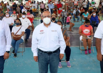 Escuelas de Santa María Huatulco reciben mobiliario educativo