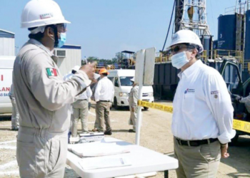 Director de Pemex supervisa pozo de exploración en Jalapa, Tabasco