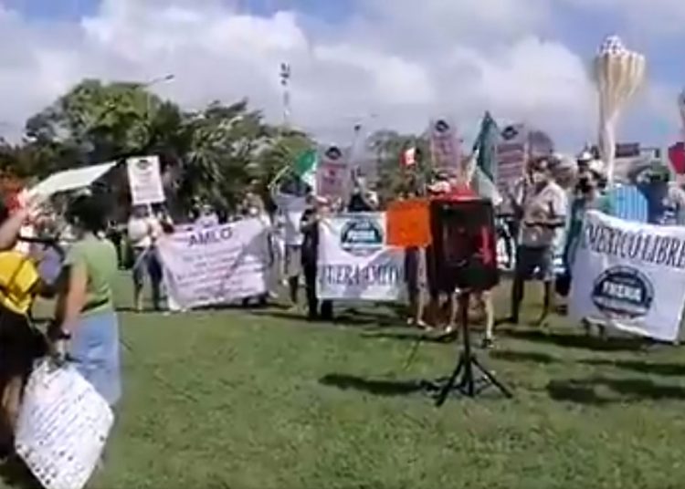 En Cancún, nueva manifestación contra López Obrador