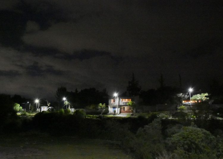 Instalación de alumbrado en la comunidad La Cueva