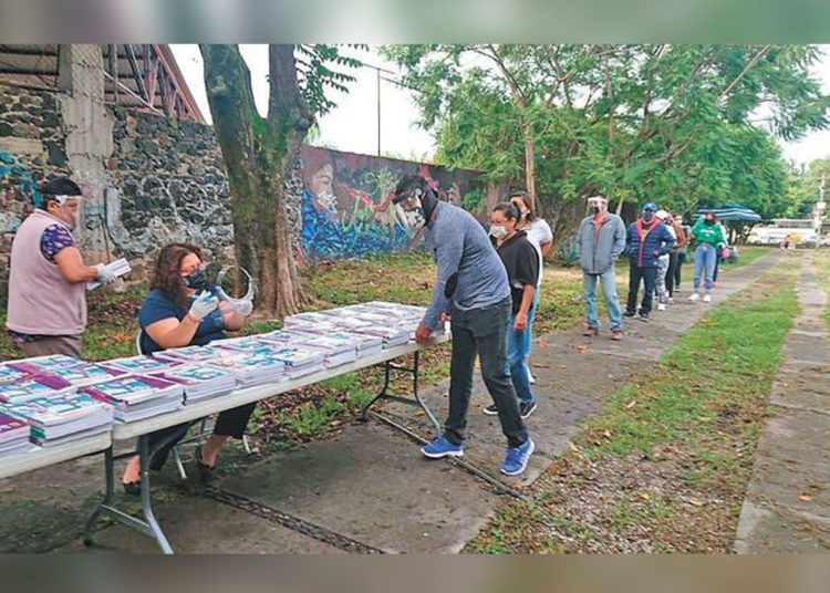 Jiutepec entrega libros de texto gratuito