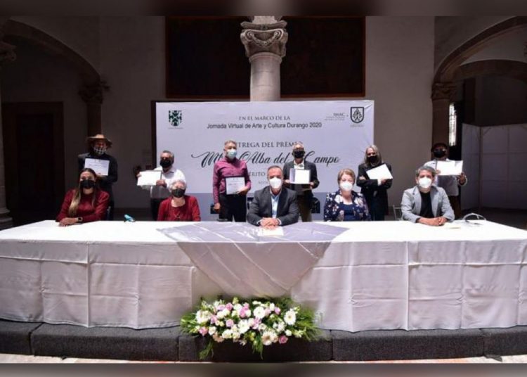 Jorge Salum entrega reconocimiento a artistas locales mayores de 60 años