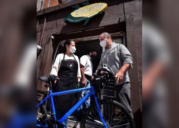 Jorge Salum hace entrega de bicicletas