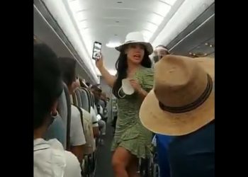 Nace “Lady COVID” en vuelo de Cancún