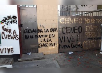 Normalistas protestan en el centro de Oaxaca por examen de admisión a distancia