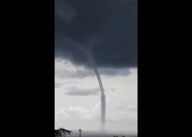 Se avista tromba en Puerto Escondido