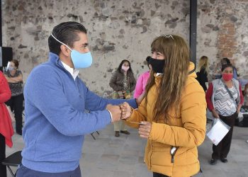 Roberto Sosa Pichardo entrega tarjetas de movilidad vecinal