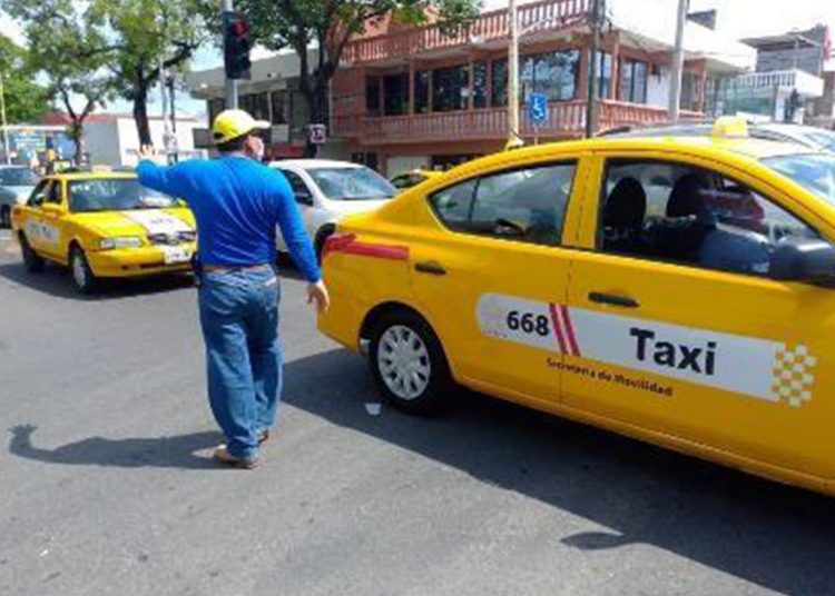 Taxistas marchan a favor de AMLO en Villahermosa
