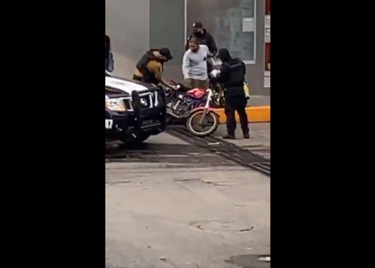 Suspenden a policía municipal que “sembró” droga en Martínez de la Torre