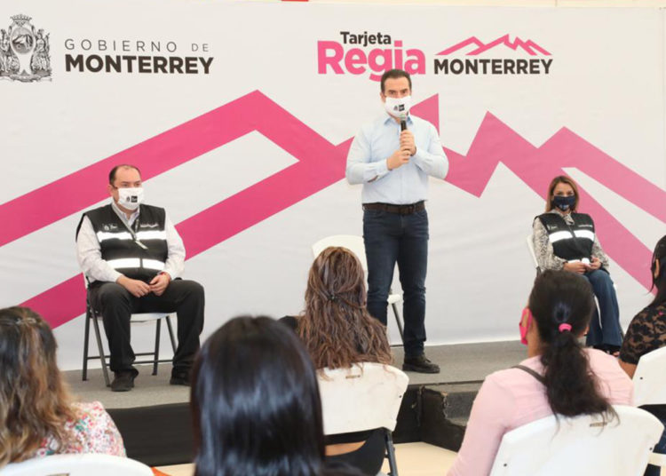 Adrián de la Garza supervisa entrega de tarjetas regias a mujeres