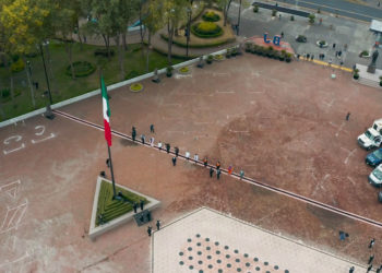 Santiago Taboada realiza izamiento de bandera en explanada de la Alcaldía