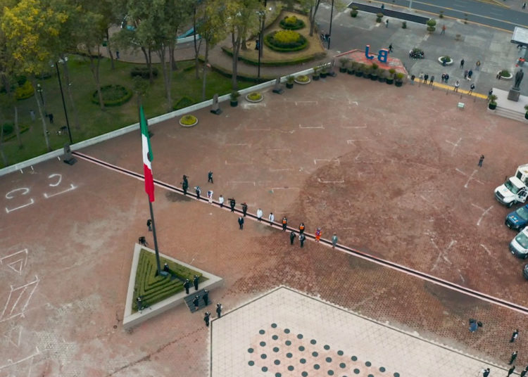 Santiago Taboada realiza izamiento de bandera en explanada de la Alcaldía