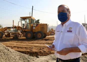 Arturo González supervisa obras de pavimentación en colonia Lomas del Matamoros