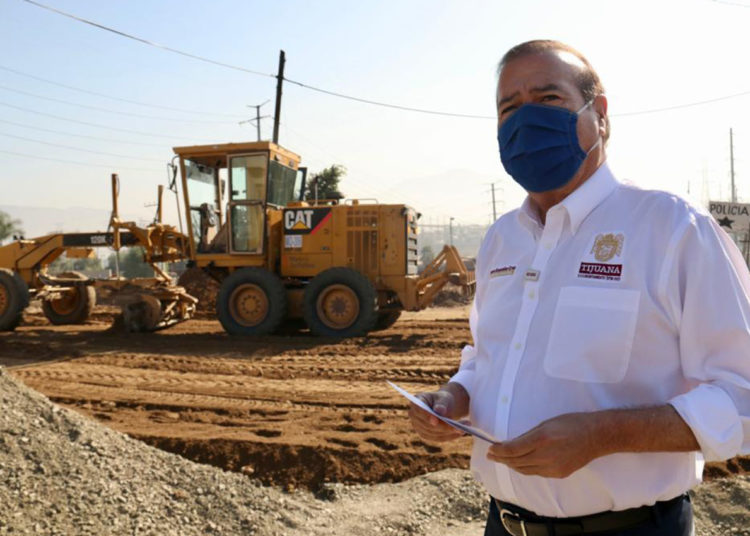 Arturo González supervisa obras de pavimentación en colonia Lomas del Matamoros