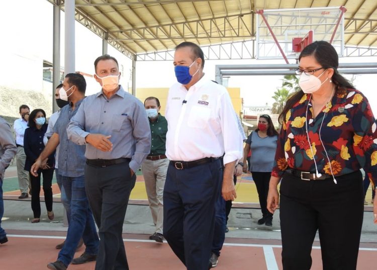 Arturo González junto con la Sedatu entregan centro de salud