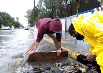Jorge Salum atiende a la población ante las lluvias