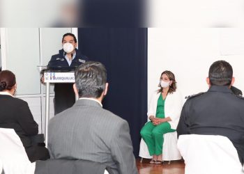 Enrique Vargas reconoció a policías municipales por graduarse como licenciados en derecho