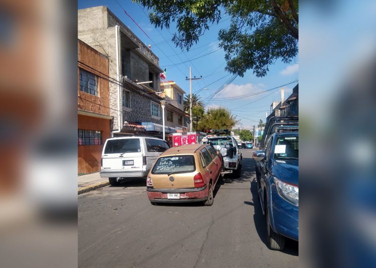 Continúan los operativos en Iztacalco para retirar de la vía pública vehículos en estado de abandono