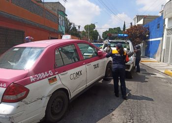 Alcaldía Iztacalco retira automóviles de la vía pública
