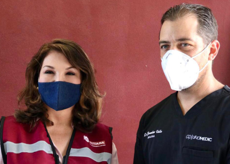 Minerva Terrazas entrega donativo a control animal Municipal