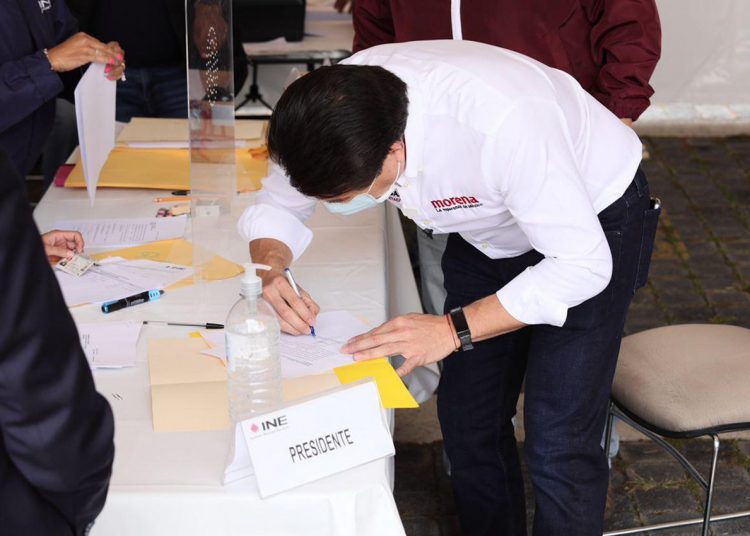 Mario Delgado se registra ante INE como aspirante a la dirigencia de Morena