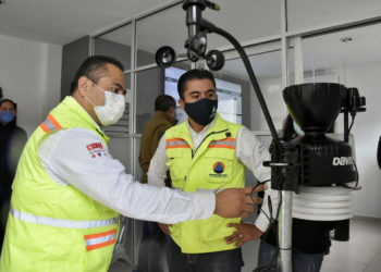 Roberto Sosa supervisa la estación meteorológica