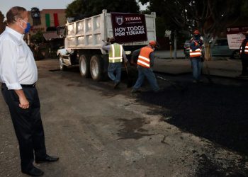 Arturo González supervisa pavimentación colonia el cacho