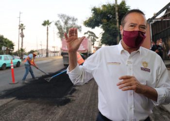 Arturo González supervisa reencarpetado en boulevar fundadores