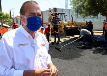 Ayuntamiento de Tijuana realiza bacheo en la colonia Los Álamos