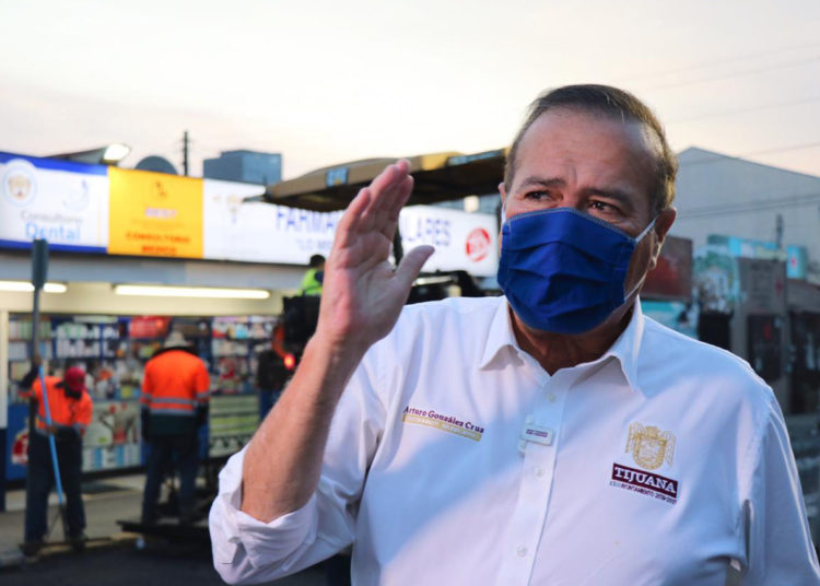 Supervisa Arturo González pavimentación en calle Aquiles Serdán