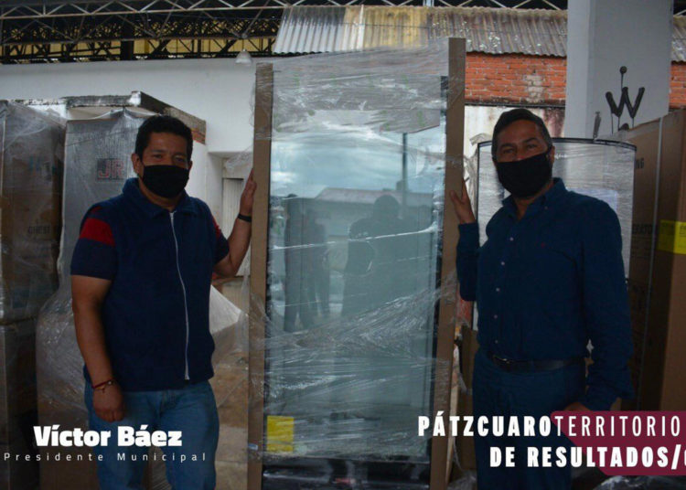 Víctor Báez entrega plata solar en mercado Tariácuri