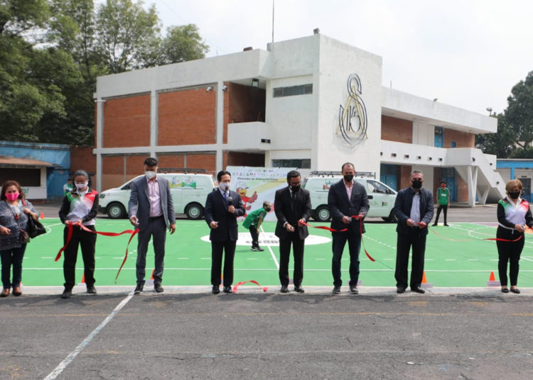 Entrega Victor Hugo Romo cancha en Escuela Secundaria