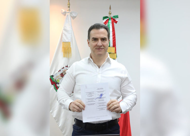 Adrián de la Garza firmó convenio contra el abuso de drogas en adolescentes