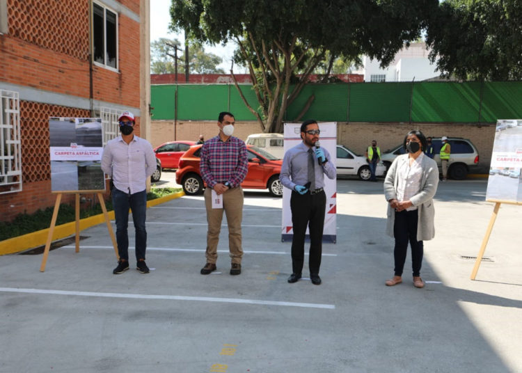 Victor Hugo Romo entrega carpeta asfáltica en unidad habitacional