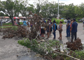 Bloquean carreteras en Villahermosa pidiendo censo de daños por Huracán Delta